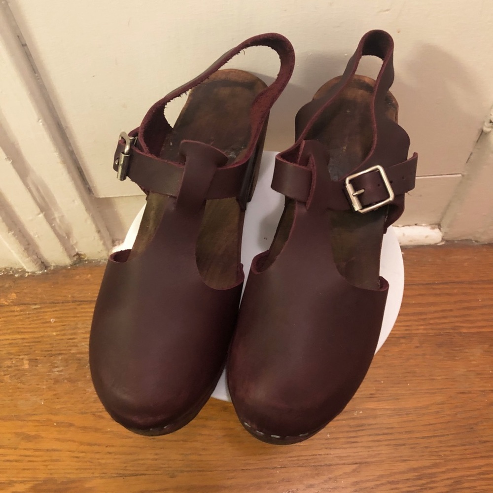 Lotta’s T burgundy wooden Swedish Clogs